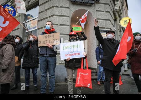 Dussedorf, NRW, Deutschland. 22nd Januar 2022. Mehrere tausend Demonstranten marschieren entlang der Route. Ein Protest gegen Impfpflicht und verwandte Themen marschiert heute durch die Düsseldorfer Innenstadt, die Hauptstadt von Nordrhein-Westfalen. Auf dem marsch treffen sich Gruppen von pro-impfenden, pro-covid-Maßnahmen-Gruppen von AktivistInnen und politischen Gruppen sowie einige pro-immigrations- und Anti-fa-Demonstranten. Kredit: Imageplotter/Alamy Live Nachrichten Stockfoto