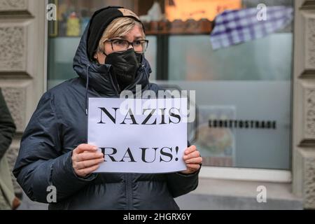 Dussedorf, NRW, Deutschland. 22nd Januar 2022. Mehrere tausend Demonstranten marschieren entlang der Route. Ein Protest gegen Impfpflicht und verwandte Themen marschiert heute durch die Düsseldorfer Innenstadt, die Hauptstadt von Nordrhein-Westfalen. Auf dem marsch treffen sich Gruppen von pro-impfenden, pro-covid-Maßnahmen-Gruppen von AktivistInnen und politischen Gruppen sowie einige pro-immigrations- und Anti-fa-Demonstranten. Kredit: Imageplotter/Alamy Live Nachrichten Stockfoto