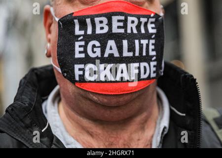 Dussedorf, NRW, Deutschland. 22nd Januar 2022. Mehrere tausend Demonstranten marschieren entlang der Route. Ein Protest gegen Impfpflicht und verwandte Themen marschiert heute durch die Düsseldorfer Innenstadt, die Hauptstadt von Nordrhein-Westfalen. Auf dem marsch treffen sich Gruppen von pro-impfenden, pro-covid-Maßnahmen-Gruppen von AktivistInnen und politischen Gruppen sowie einige pro-immigrations- und Anti-fa-Demonstranten. Kredit: Imageplotter/Alamy Live Nachrichten Stockfoto