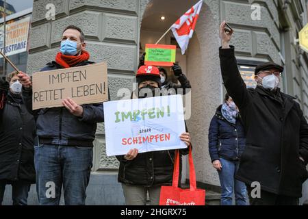 Dussedorf, NRW, Deutschland. 22nd Januar 2022. Mehrere tausend Demonstranten marschieren entlang der Route. Ein Protest gegen Impfpflicht und verwandte Themen marschiert heute durch die Düsseldorfer Innenstadt, die Hauptstadt von Nordrhein-Westfalen. Auf dem marsch treffen sich Gruppen von pro-impfenden, pro-covid-Maßnahmen-Gruppen von AktivistInnen und politischen Gruppen sowie einige pro-immigrations- und Anti-fa-Demonstranten. Kredit: Imageplotter/Alamy Live Nachrichten Stockfoto