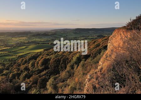 Die atemberaubende Aussicht von der Sutton Bank, in der Hambleton Hills Gegend des North York Moors National Park, mit entferntem Blick auf das Wale of York. Stockfoto