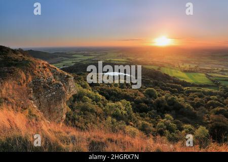 Die atemberaubende Aussicht von der Sutton Bank, in der Hambleton Hills Gegend des North York Moors National Park, mit entferntem Blick auf das Wale of York. Stockfoto