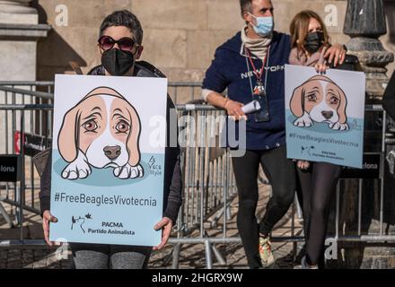 Barcelona, Spanien. 22nd Januar 2022. Während der Demonstration halten Demonstranten Plakate gegen Tierversuche.Hunderte von Menschen haben sich auf der Plaza de Sant Jaume versammelt, die von der Tierrechtspartei Pacma aufgerufen wurde, gegen die Experimente mit dreißig Beagle-Welpen zu protestieren, die von den Labors in Vicotecnia in einem pharmakologischen Forschungsprojekt durchgeführt wurden. (Foto von Paco Freire/SOPA Images/Sipa USA) Quelle: SIPA USA/Alamy Live News Stockfoto