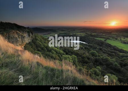 Die atemberaubende Aussicht von der Sutton Bank, in der Hambleton Hills Gegend des North York Moors National Park, mit entferntem Blick auf das Wale of York. Stockfoto