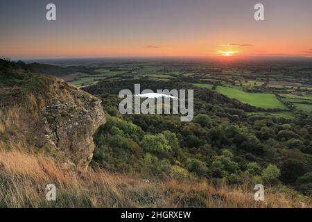 Die atemberaubende Aussicht von der Sutton Bank, in der Hambleton Hills Gegend des North York Moors National Park, mit entferntem Blick auf das Wale of York. Stockfoto