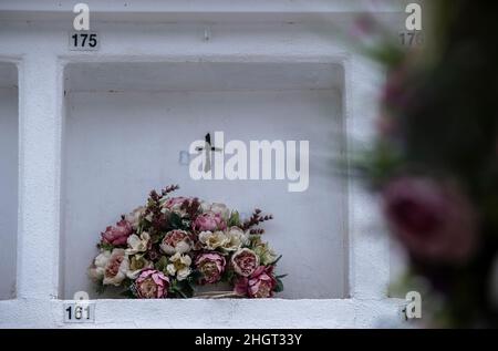 Nicht identifizierte Migranten ertranken im Mittelmeer, als sie versuchten, die Straße von Gibraltar zu überqueren. Begraben 14/10/02. Friedhof, Barbate, Cadaz, Spanien Stockfoto