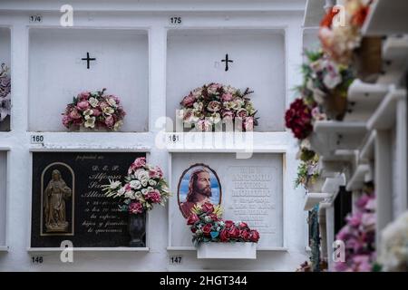 Nischen 174 und 175. Nicht identifizierte Migranten ertranken im Mittelmeer, als sie versuchten, die Straße von Gibraltar zu überqueren. Begraben 14/10/02. Friedhof, Barbate, Ca. Stockfoto