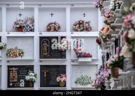 Nischen 173, 174 und 175. Nicht identifizierte Migranten ertranken im Mittelmeer, als sie versuchten, die Straße von Gibraltar zu überqueren. Begraben 14/10/02. Friedhof, Barbat Stockfoto