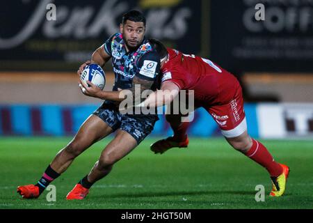 Llanelli, Großbritannien. 22. Januar 2022. Bristol Bears Fullback Charles Piutau wird während des Scarlets gegen Bristol Bears EPCR Champions Cup Rugby Match angegangen. Kredit: Gruffydd Thomas/Alamy Stockfoto