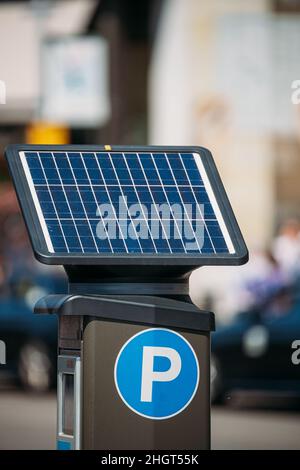 Stockholm, Schweden. Parkmaschine mit EINER Solarbatterie zum Aufladen von Solar Energy Light ausgestattet. Elektronische Zahlung, die eine Genehmigung erteilt Stockfoto