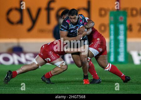 Llanelli, Großbritannien. 22. Januar 2022. Bristol Bears Fullback Charles Piutau wird während des Scarlets gegen Bristol Bears EPCR Champions Cup Rugby Match angegangen. Kredit: Gruffydd Thomas/Alamy Stockfoto