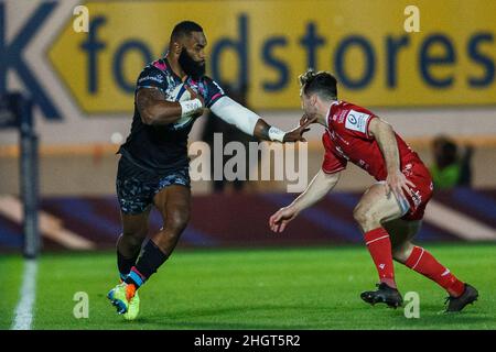 Llanelli, Großbritannien. 22. Januar 2022. Bristol Bears Centre Semi Radra wird vom Scharlach-Flügelspieler Ryan Conbeer während des Scarlets gegen Bristol Bears EPCR Champions Cup Rugby Match angegangen. Kredit: Gruffydd Thomas/Alamy Stockfoto