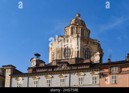 Die Kuppel der Königlichen Kirche St. Lawrence (Guarino Guarini, 17th. Jahrhundert) gegen den blauen Himmel auf der Piazza Castello, Turin, Piemont, Italien Stockfoto