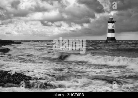 Leuchtturm Trwyn Du am Penmon Point und der Papageieninsel Anglesey im Norden von wales Stockfoto