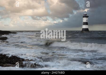 Leuchtturm Trwyn Du am Penmon Point und der Papageieninsel Anglesey im Norden von wales Stockfoto