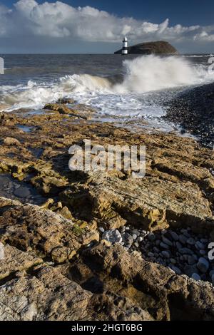 Leuchtturm Trwyn Du am Penmon Point und der Papageieninsel Anglesey im Norden von wales Stockfoto