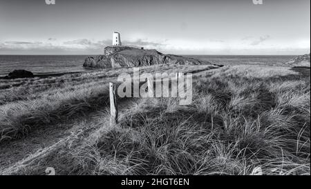 Schwarz-weißer Leuchtturm auf der Insel Llanddwyn, Anglesea, Nordwales Stockfoto