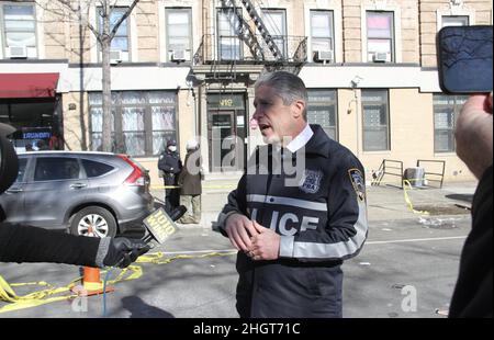 Harlem, USA. 22nd Januar 2022. (NEU) Pressekonferenz zu Schießereien in Harlem mit Patrick Lynch, dem Leiter der Polizeigewerkschaft. 22. Januar 2022, Harlem, New York, USA: Patrick Lynch, Der Leiter der amerikanischen Polizeigewerkschaft, Polizeibeamter und Präsident der Police Benevolent Association der Stadt New York spricht mit der Presse über die Schießereien direkt vor dem Gebäude in Harlem, Zwei NYPD-Beamte, die auf häusliche Gewalt reagierten, wurden am Freitag (21) in der Nacht in Harlem von einem 47-jährigen Verdächtigen, Lashawn McNeil, angeschossen. Einer von ihnen, der 22-jährige Jason Rivera, aus dem Bezirk von 32nd, starb in Harl Stockfoto