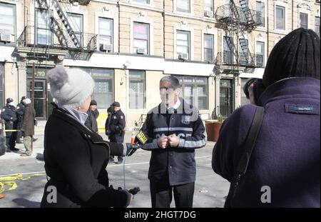 Harlem, USA. 22nd Januar 2022. (NEU) Pressekonferenz zu Schießereien in Harlem mit Patrick Lynch, dem Leiter der Polizeigewerkschaft. 22. Januar 2022, Harlem, New York, USA: Patrick Lynch, Der Leiter der amerikanischen Polizeigewerkschaft, Polizeibeamter und Präsident der Police Benevolent Association der Stadt New York spricht mit der Presse über die Schießereien direkt vor dem Gebäude in Harlem, Zwei NYPD-Beamte, die auf häusliche Gewalt reagierten, wurden am Freitag (21) in der Nacht in Harlem von einem 47-jährigen Verdächtigen, Lashawn McNeil, angeschossen. Einer von ihnen, der 22-jährige Jason Rivera, aus dem Bezirk von 32nd, starb in Harl Stockfoto