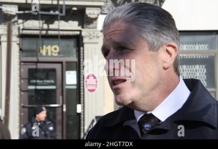 Harlem, USA. 22nd Januar 2022. (NEU) Pressekonferenz zu Schießereien in Harlem mit Patrick Lynch, dem Leiter der Polizeigewerkschaft. 22. Januar 2022, Harlem, New York, USA: Patrick Lynch, Der Leiter der amerikanischen Polizeigewerkschaft, Polizeibeamter und Präsident der Police Benevolent Association der Stadt New York spricht mit der Presse über die Schießereien direkt vor dem Gebäude in Harlem, Zwei NYPD-Beamte, die auf häusliche Gewalt reagierten, wurden am Freitag (21) in der Nacht in Harlem von einem 47-jährigen Verdächtigen, Lashawn McNeil, angeschossen. Einer von ihnen, der 22-jährige Jason Rivera, aus dem Bezirk von 32nd, starb in Harl Stockfoto