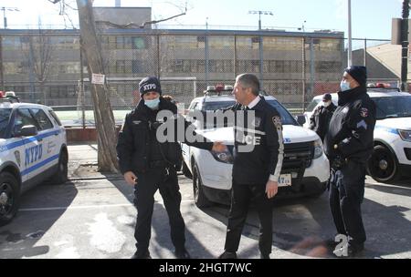 Harlem, USA. 22nd Januar 2022. (NEU) Pressekonferenz zu Schießereien in Harlem mit Patrick Lynch, dem Leiter der Polizeigewerkschaft. 22. Januar 2022, Harlem, New York, USA: Patrick Lynch, Der Leiter der amerikanischen Polizeigewerkschaft, Polizeibeamter und Präsident der Police Benevolent Association der Stadt New York spricht mit der Presse über die Schießereien direkt vor dem Gebäude in Harlem, Zwei NYPD-Beamte, die auf häusliche Gewalt reagierten, wurden am Freitag (21) in der Nacht in Harlem von einem 47-jährigen Verdächtigen, Lashawn McNeil, angeschossen. Einer von ihnen, der 22-jährige Jason Rivera, aus dem Bezirk von 32nd, starb in Harl Stockfoto