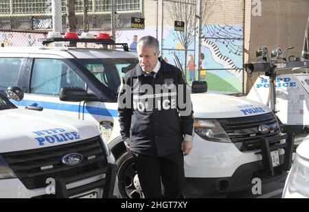 Harlem, USA. 22nd Januar 2022. (NEU) Pressekonferenz zu Schießereien in Harlem mit Patrick Lynch, dem Leiter der Polizeigewerkschaft. 22. Januar 2022, Harlem, New York, USA: Patrick Lynch, Der Leiter der amerikanischen Polizeigewerkschaft, Polizeibeamter und Präsident der Police Benevolent Association der Stadt New York spricht mit der Presse über die Schießereien direkt vor dem Gebäude in Harlem, Zwei NYPD-Beamte, die auf häusliche Gewalt reagierten, wurden am Freitag (21) in der Nacht in Harlem von einem 47-jährigen Verdächtigen, Lashawn McNeil, angeschossen. Einer von ihnen, der 22-jährige Jason Rivera, aus dem Bezirk von 32nd, starb in Harl Stockfoto