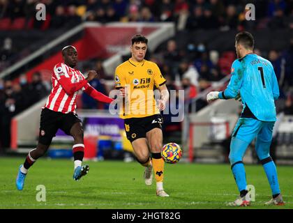 22nd. Januar 2022: Brentford Community Stadium, London, England; Premier League Football Brentford gegen Wolverhampton Wanderers; Yoane Wissa von Brentford fordert Max Kilman von Wolverhampton Wanderers heraus, als Torhüter Jose Sa von Wolverhampton Wanderers den Durchgangsball sammelt Stockfoto