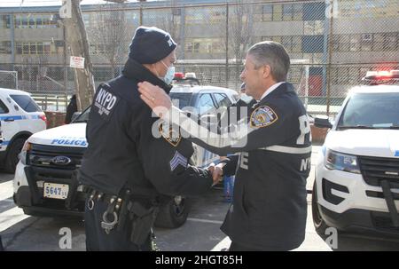 Harlem, USA. 22nd Januar 2022. (NEU) Pressekonferenz zu Schießereien in Harlem mit Patrick Lynch, dem Leiter der Polizeigewerkschaft. 22. Januar 2022, Harlem, New York, USA: Patrick Lynch, Der Leiter der amerikanischen Polizeigewerkschaft, Polizeibeamter und Präsident der Police Benevolent Association der Stadt New York spricht mit der Presse über die Schießereien direkt vor dem Gebäude in Harlem, Zwei NYPD-Beamte, die auf häusliche Gewalt reagierten, wurden am Freitag (21) in der Nacht in Harlem von einem 47-jährigen Verdächtigen, Lashawn McNeil, angeschossen. Einer von ihnen, der 22-jährige Jason Rivera, aus dem Bezirk von 32nd, starb in Harl Stockfoto