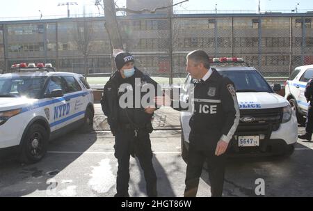 Harlem, USA. 22nd Januar 2022. (NEU) Pressekonferenz zu Schießereien in Harlem mit Patrick Lynch, dem Leiter der Polizeigewerkschaft. 22. Januar 2022, Harlem, New York, USA: Patrick Lynch, Der Leiter der amerikanischen Polizeigewerkschaft, Polizeibeamter und Präsident der Police Benevolent Association der Stadt New York spricht mit der Presse über die Schießereien direkt vor dem Gebäude in Harlem, Zwei NYPD-Beamte, die auf häusliche Gewalt reagierten, wurden am Freitag (21) in der Nacht in Harlem von einem 47-jährigen Verdächtigen, Lashawn McNeil, angeschossen. Einer von ihnen, der 22-jährige Jason Rivera, aus dem Bezirk von 32nd, starb in Harl Stockfoto