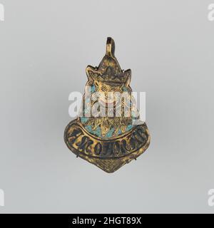 Anhänger mit Abzeichen oder Harness ca. 1400 die spanische Heraldik oder das Wappen waren im Mittelalter und in der Renaissance von entscheidender Bedeutung in Europa. Heraldische Embleme wurden verwendet, um Adelsfamilien, Städte, Regionen und sogar Länder zu identifizieren. Die Heraldik wurde nicht nur auf Schilden und Flaggen ausgestellt, sondern auch in die architektonische Dekoration von Gebäuden, Möbeln, Kunstwerken, Kleidung und Pferdeausrüstungen integriert. Harness-Anhänger, wie dieses Beispiel, wären an einem Kopfstück, einem Zaumzeug oder anderen Gurten befestigt worden, aus denen ein Pferd besteht, das von einem geritten wurde Stockfoto