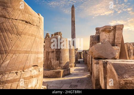 Karnak Galerie bei Precinct of Amun-Re, Luxor, Ägypten Stockfoto