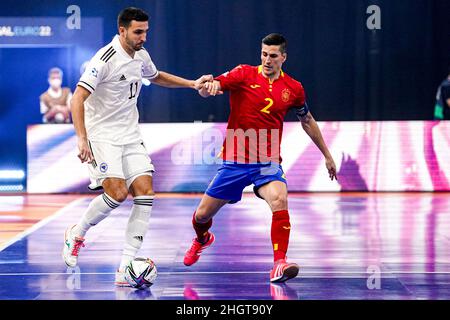 GRONINGEN, NIEDERLANDE - 22. JANUAR: Josip Boskovic aus Bosnien und Herzegowina, Ortiz aus Spanien während des Futsal-EM 2022-Gruppenspiel der Männer zwischen Spanien und Bosnien und Herzegowina am 22. Januar 2022 auf der Martiniplaza in Groningen, Niederlande (Foto: Andre Weening/Orange Picles) Stockfoto