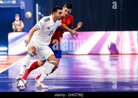 GRONINGEN, NIEDERLANDE - 22. JANUAR: Josip Boskovic aus Bosnien und Herzegowina, Ortiz aus Spanien während des Futsal-EM 2022-Gruppenspiel der Männer zwischen Spanien und Bosnien und Herzegowina am 22. Januar 2022 auf der Martiniplaza in Groningen, Niederlande (Foto: Andre Weening/Orange Picles) Stockfoto