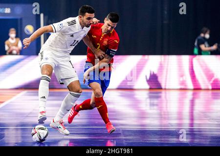 GRONINGEN, NIEDERLANDE - 22. JANUAR: Josip Boskovic aus Bosnien und Herzegowina, Ortiz aus Spanien während des Futsal-EM 2022-Gruppenspiel der Männer zwischen Spanien und Bosnien und Herzegowina am 22. Januar 2022 auf der Martiniplaza in Groningen, Niederlande (Foto: Andre Weening/Orange Picles) Stockfoto