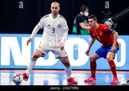 GRONINGEN, NIEDERLANDE - 22. JANUAR: Nermin Kahvedzic aus Bosnien und Herzegowina, Ortiz aus Spanien während des Futsal-EM 2022-Gruppenspiel der Männer zwischen Spanien und Bosnien und Herzegowina am 22. Januar 2022 in Groningen, Niederlande (Foto: Andre Weening/Orange Picles) Stockfoto