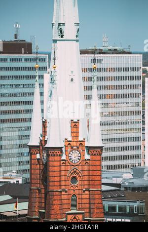 Stockholm, Schweden. Erhöhter Blick Auf St. Clara Oder St. Klara Kirche Im Sommer Sonnige Moderne Skyline. Nahaufnahme. Stockholm, Schweden. Erhöht Stockfoto