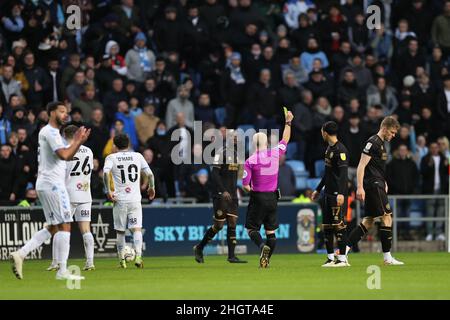 COVENTRY, GROSSBRITANNIEN. JANUAR 22ND. Schiedsrichter Andy Woolmer zeigt Robert Dickie von den Queens Park Rangers eine gelbe Karte während des Sky Bet Championship-Spiels zwischen Coventry City und Queens Park Rangers in der Coventry Building Society Arena, Coventry am Samstag, dem 22nd. Januar 2022. (Kredit: James Holyoak | MI News) Kredit: MI Nachrichten & Sport /Alamy Live News Stockfoto