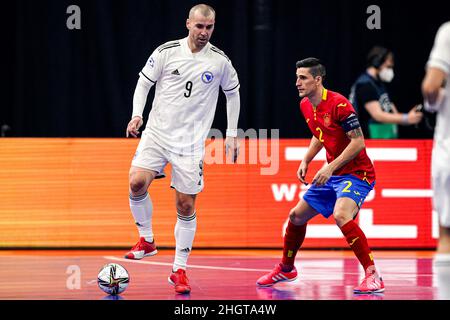 GRONINGEN, NIEDERLANDE - 22. JANUAR: Nermin Kahvedzic aus Bosnien und Herzegowina, Ortiz aus Spanien während des Futsal-EM 2022-Gruppenspiel der Männer zwischen Spanien und Bosnien und Herzegowina am 22. Januar 2022 in Groningen, Niederlande (Foto: Andre Weening/Orange Picles) Stockfoto