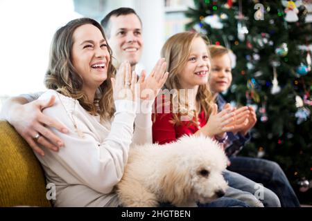 Eltern und Kinder verbringen Weihnachten gerne zusammen Stockfoto