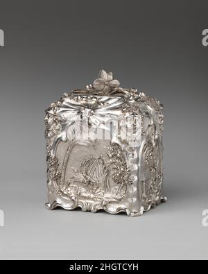 Sugar Box 1744/45 Paul de Lamerie British Diese mit skurrilen Szenen dekorierte Schachtel, die die Ernte von Zuckerrohr zeigt, war wahrscheinlich Teil eines Sets, das Behälter für grünen und schwarzen Tee enthielt. Tee war im 18. Jahrhundert ein teures gut, und solche Kanister wurden oft in einem verschlossenen, montierten Koffer aus Mahagoni oder Shagreen (Haifischhaut) gelagert. Die Szenen exotisch gekleideter Zuckerernter sind von abstrakten organischen Ornamenten umgeben, die auf ein groteskes Gesicht hindeuten – eine Nebeneinanderstellung, die für Paul de Lameries Werkstatt charakteristisch ist. Hören Sie Experten beleuchten diese Stockfoto