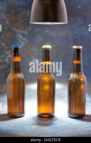 Drei Flaschen Bier auf der Bühne mit Spotlight Stockfoto