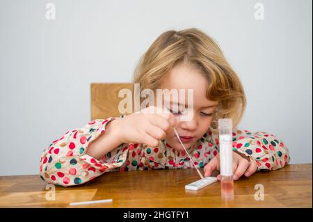 Cute blonde Mädchen Selbsttest für Corona-Virus und warten auf Ergebnisse. Stockfoto