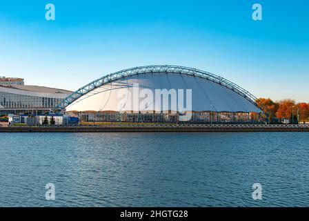 Minsk. Weißrussland. Blick auf den Fluss Swisloch im Zentrum von Minsk. Eislaufhalle. Ice Palace Stockfoto
