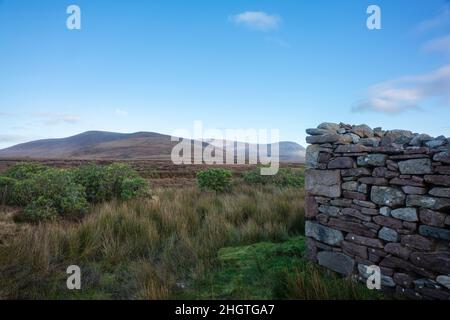 Ruine am Rande des Wild Nephin National Park in Irland. Es liegt an der westlichen Küste im Nordwesten von Mayo. Stockfoto