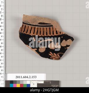 Terrakotta-Fragment eines Stamnos (Glas) 470–460 v. Chr. Griechisch, attischer Teil des Halses eines Stamnos; an der Stelle von Hals und Schulter ein Ring; auf der Schulter ein Band aus Zungen; Unten, oben auf dem Kopf, Teil der Stirn, und linke Augenbraue eines kranzbehangten Männchens nach links. Terrakotta-Fragment eines Stamnos (Glas). Griechisch, Dachboden. 470–460 V. CHR. Terrakotta; rote Figur. Klassisch. Vasen Stockfoto