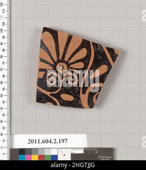 Terrakotta-Fragment eines Stamnos (Glas) zweites Viertel des 5th. Jahrhunderts B.C. Griechisch, attischer Teil einer umschriebenen Palmette mit Ranken. Terrakotta-Fragment eines Stamnos (Glas). Griechisch, Dachboden. Zweites Viertel des 5th. Jahrhunderts B.C. Terrakotta; rote Figur. Klassisch. Vasen Stockfoto