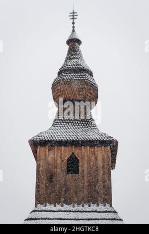 Die griechisch-katholische Holzkirche des hl. Basilius des Großen in einem Dorf Hrabova Roztoka, Slowakei Stockfoto