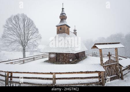 Die griechisch-katholische Holzkirche des hl. Basilius des Großen in einem Dorf Hrabova Roztoka, Slowakei Stockfoto