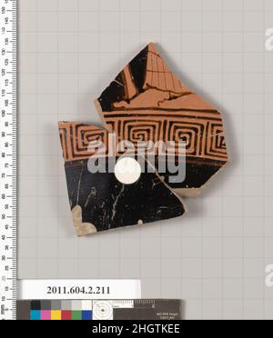 Terrakotta-Fragment eines Stamnos (Glas) 450–440 v. Chr. Griechisch, attischer Stock; untere Draperie und Füße einer Frau nach links; unten Mäander. Terrakotta-Fragment eines Stamnos (Glas). Griechisch, Dachboden. 450–440 V. CHR. Terrakotta; rote Figur. Klassisch. Vasen Stockfoto