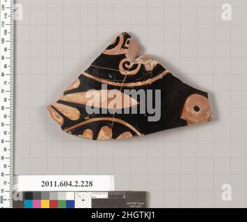 Terrakotta-Fragment eines Stamnos (Glas) 480–470 v. Chr. Griechische, attische Palmette mit länglicher Mittelfronde zwischen zwei umschriebenen Palmetten; Teil einer kline?. Terrakotta-Fragment eines Stamnos (Glas). Griechisch, Dachboden. 480–470 V. CHR. Terrakotta; rote Figur. Frühe Klassik. Vasen Stockfoto